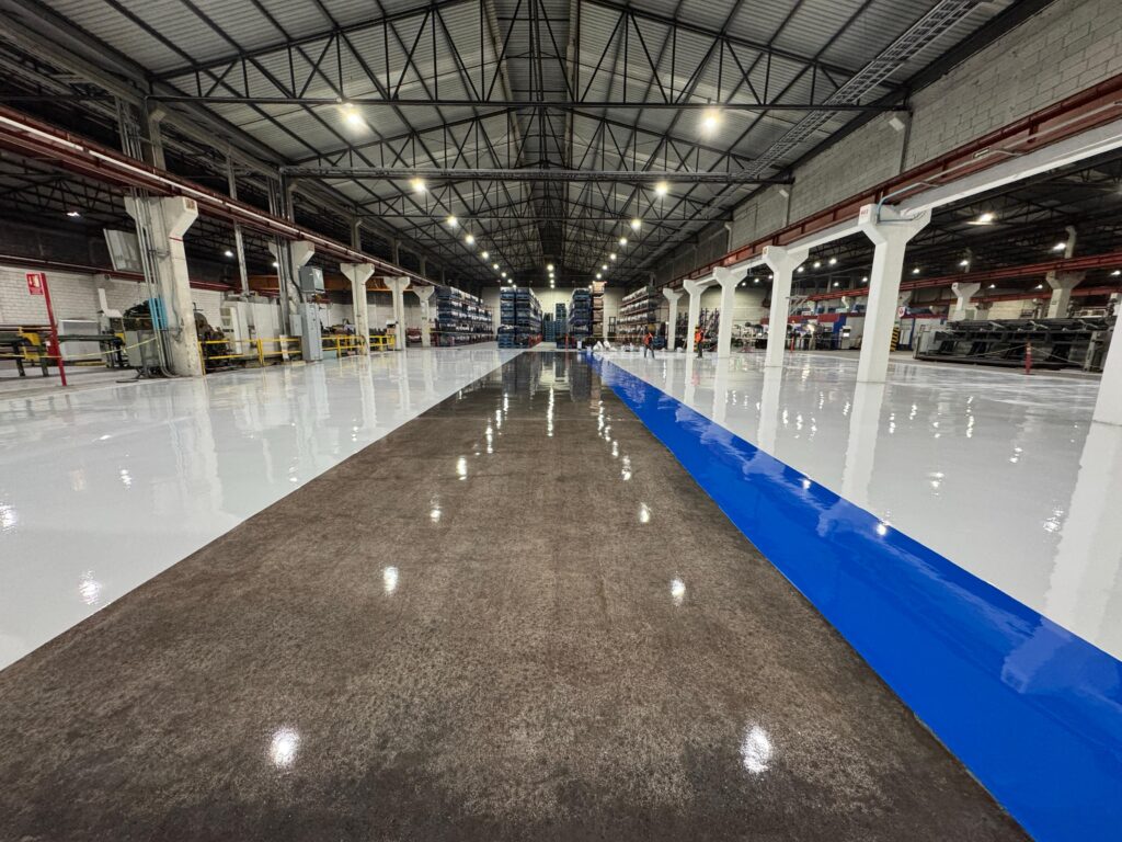 Piso epóxico industrial terminado en una planta de producción