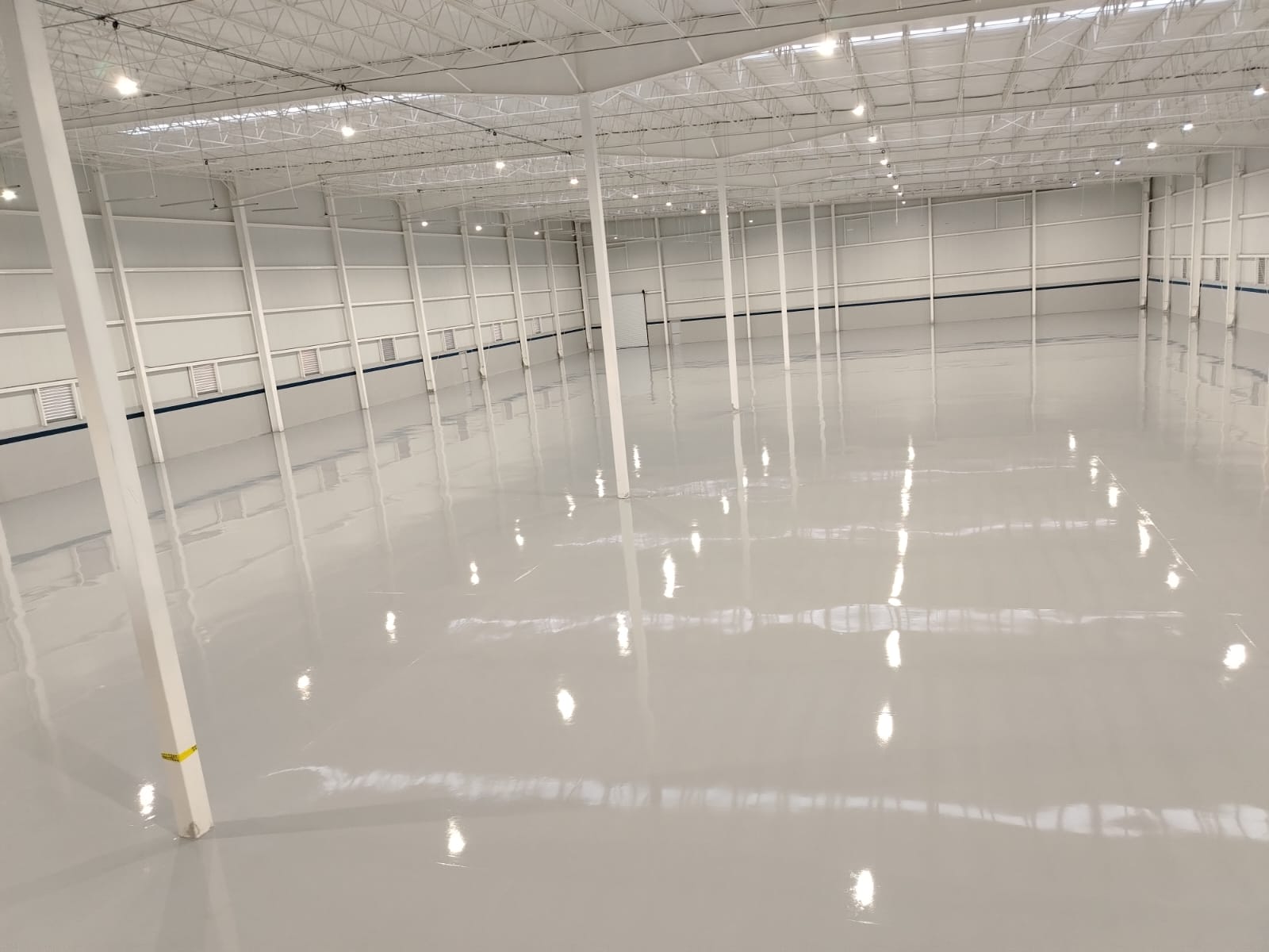 Instalación de piso epóxico industrial